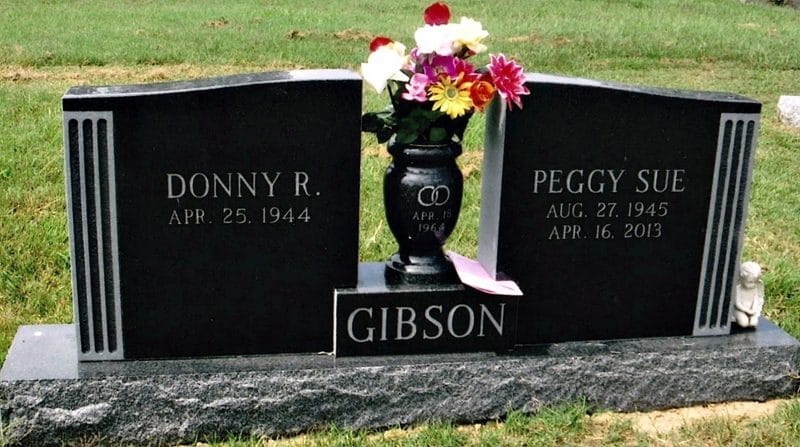 Gibson Black Memorial with Vase on Center Plinthe